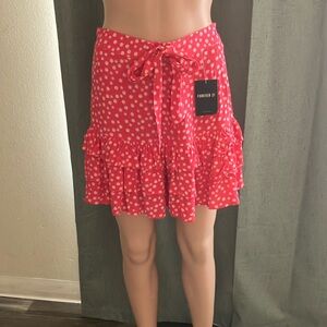 Pink short skirt with white daisies
Two layer ruffle on bottom around